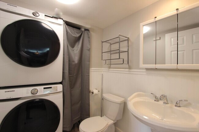 Building Photo - 606 6th Ct