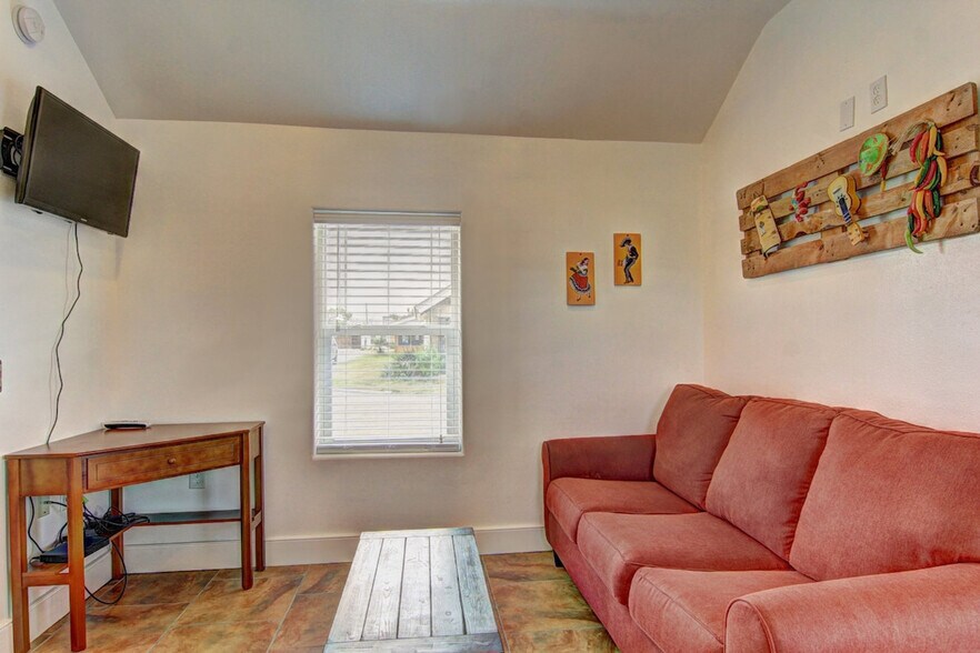 Building Photo - 134 N Alister St