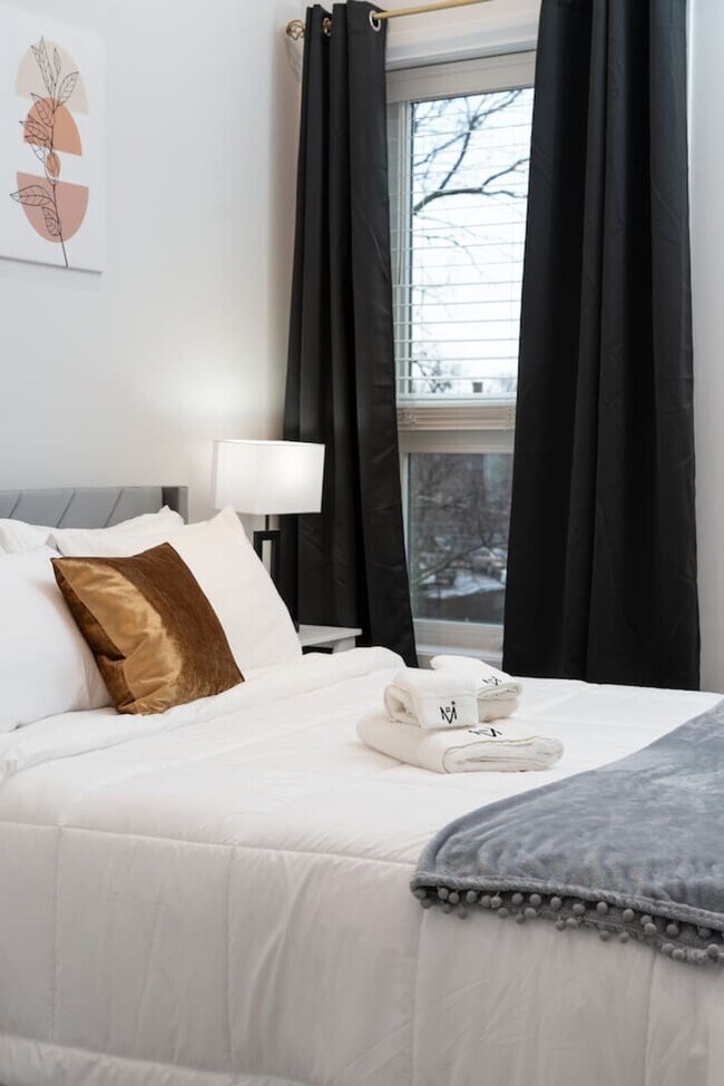 Building Photo - 3723 S Giles Ave