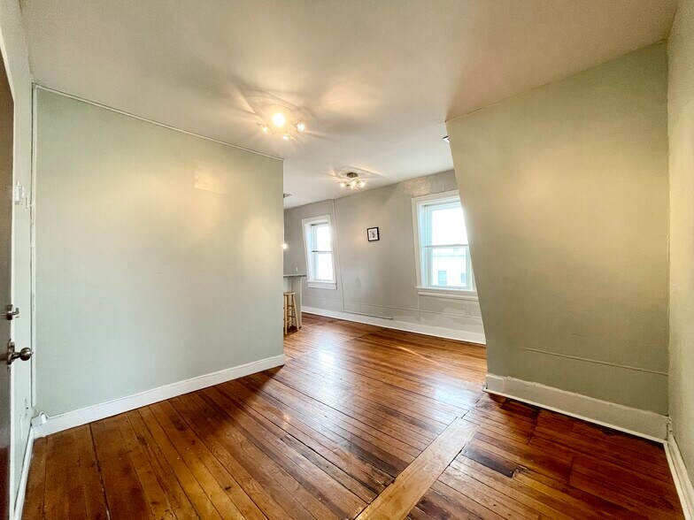 Building Photo - 124 Almy St