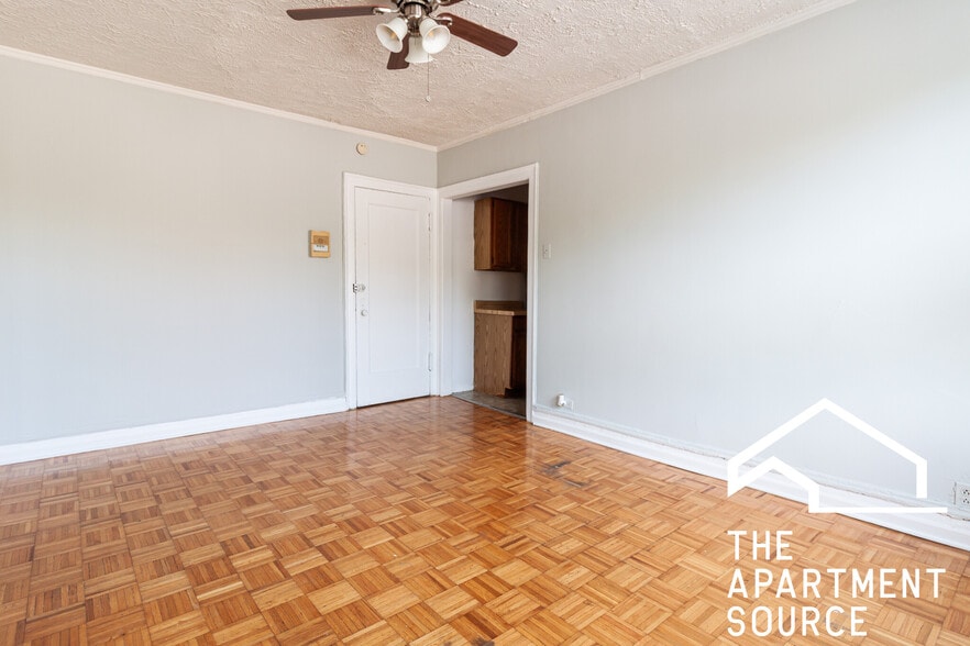 Building Photo - 717 W Belmont Ave