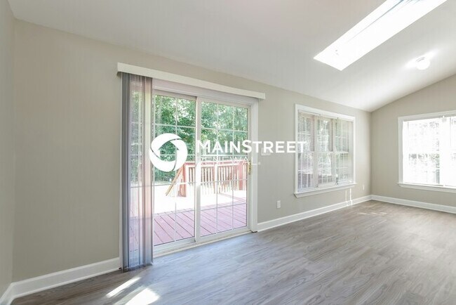 Building Photo - 4 Bedroom Pet-Friendly Home in Charlotte, NC with Main Street Renewal
