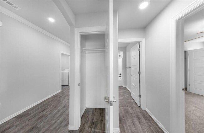 Building Photo - 4559 W Barhem Dr