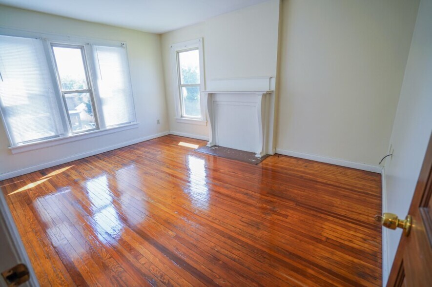 Building Photo - 72-72 1/2 E 14th Ave-SFH