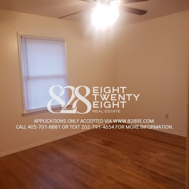 Building Photo - *AVAILABLE NOW!* 4 bed/1 Bath House with an Awesome Backyard!