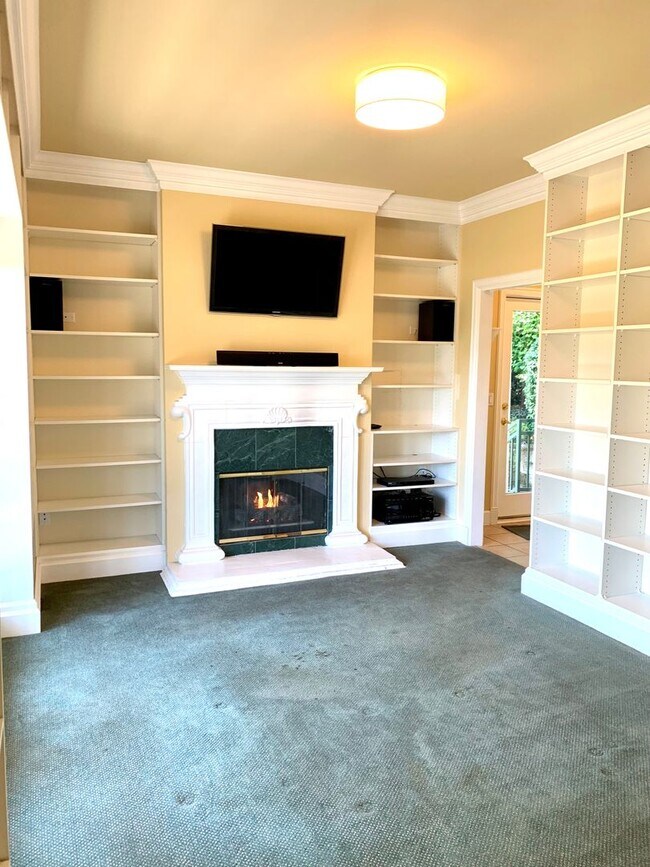 Building Photo - Queen Anne Home