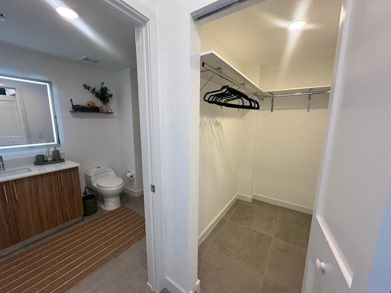 Building Photo - 2029 Monroe St