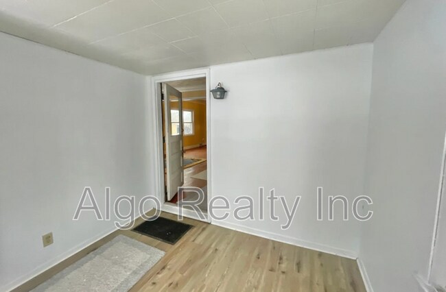 Building Photo - 1345 Arkwright St N