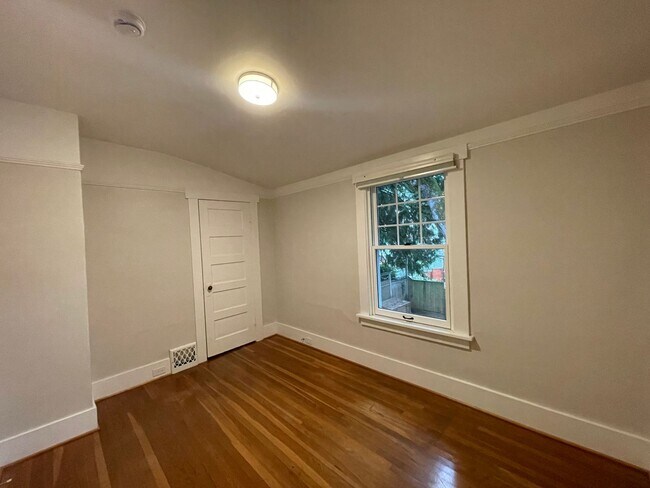 Building Photo - Elegant 4BR 2.5Bath Home with Fenced Yard & Garage Across from Seattle Prep**one month FREE rent**