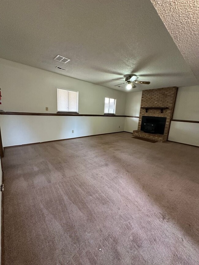 Building Photo - Lovely 4 bedroom house avail now