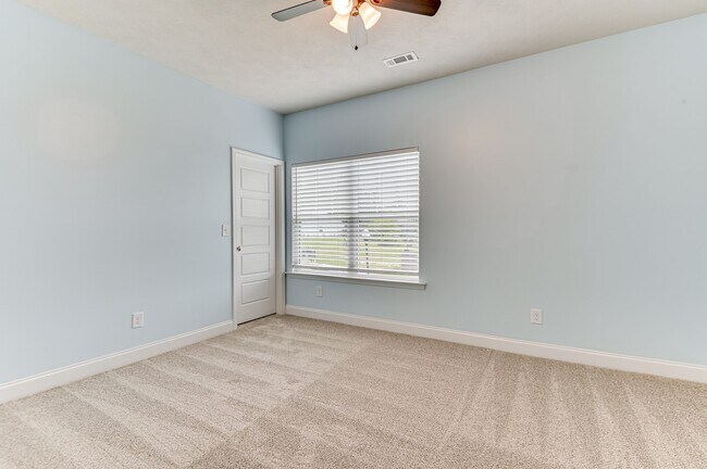 Building Photo - 140 Pebble Ln