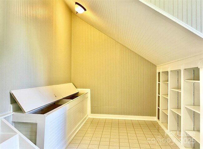 Building Photo - 811 Deercross Ln