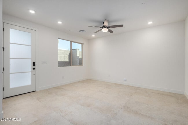 Building Photo - 2121 W Sonoran Desert Dr
