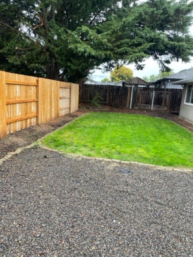 Building Photo - Nice 3 Bedroom 2 Bath home in Central Point