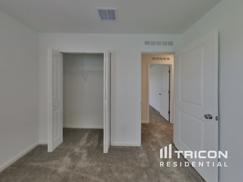 Building Photo - 5660 Gingham Dr