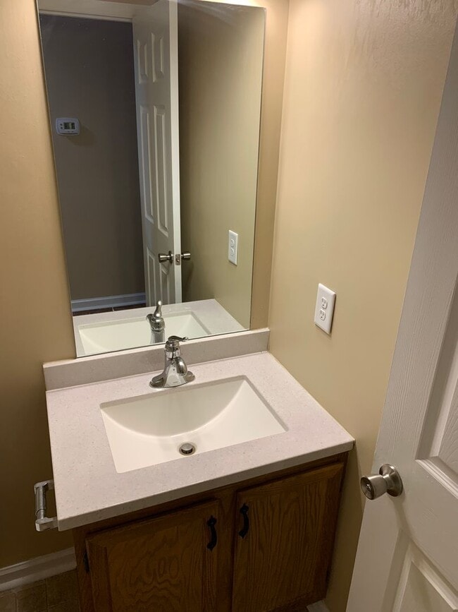 Building Photo - 3 Bedroom/2 Bath Split-Foyer Home Kingspor...