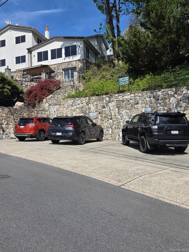 Building Photo - 96 Main St