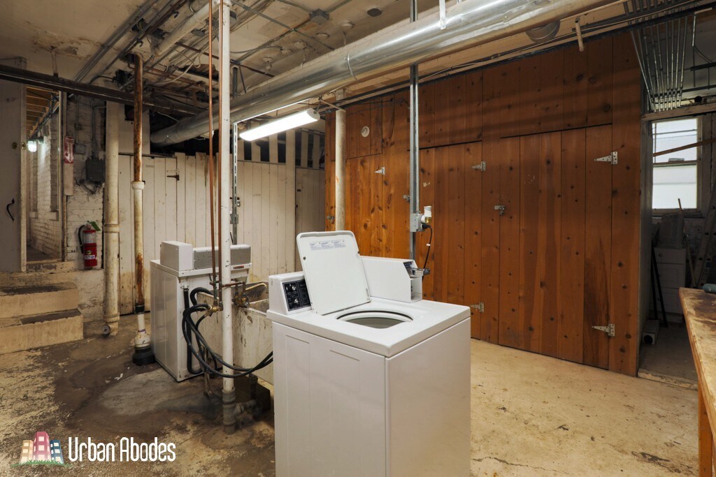 Building Photo - 816 W Cornelia Ave