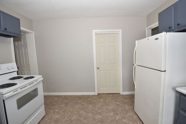 Building Photo - Mishawaka South-side 3 bedroom with a fenc...