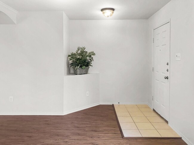 Building Photo - Spacious 1 Story Home!