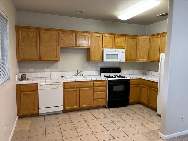 Kitchen - 1600 Park Ln