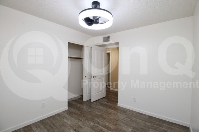 Building Photo - 2862 E Dolphin Ave