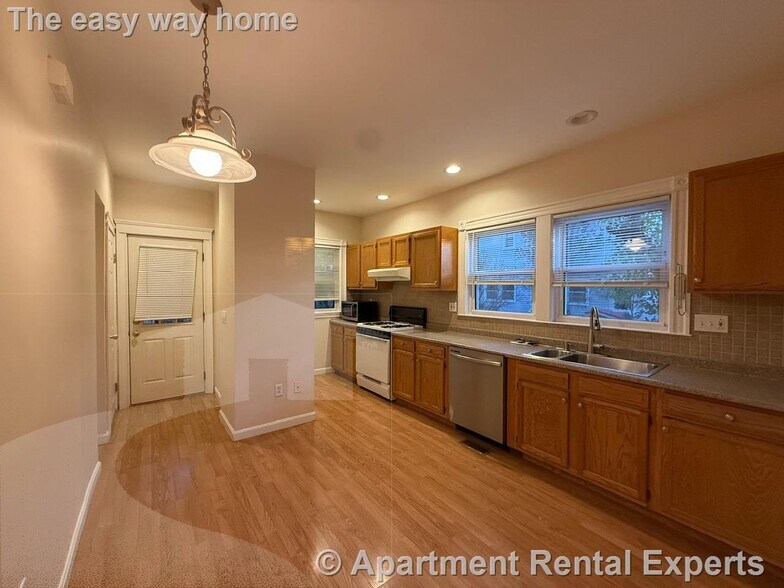 Primary Photo - 110 W Quincy St