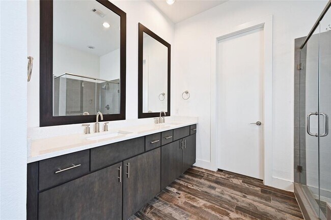 Building Photo - 5904 Florencia Ln