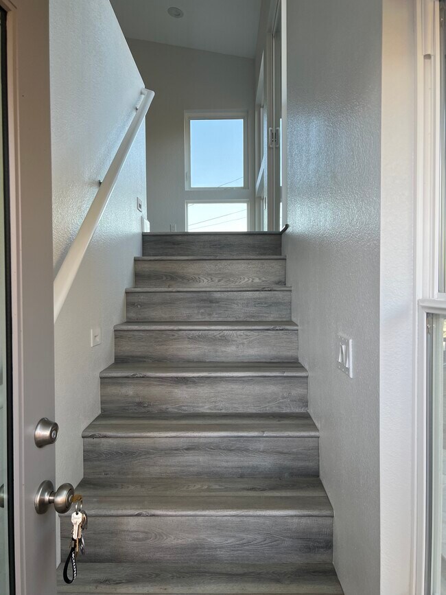 entry way into unit - 826 Hermes Ave