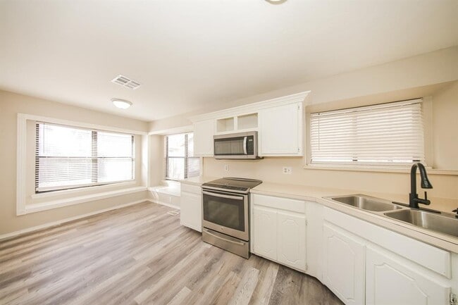 Building Photo - 11901 Blue Moon Ave