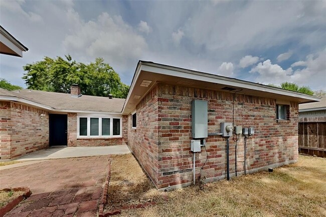 Building Photo - 13627 Montaigne Dr