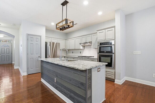 Building Photo - ABSOLUTELY GEORGOUS 2 STORY TOWNHOUSE IN CARY