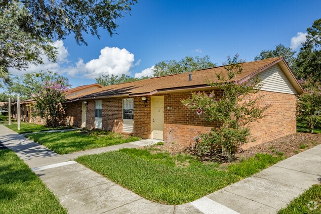 1575 David Walker Dr Tavares, FL 32778-4971 - Lakebreeze Apartments