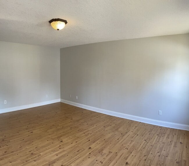 Building Photo - Spacious home with tons of upgrades! 4 Bedrooms/3.5 bathrooms