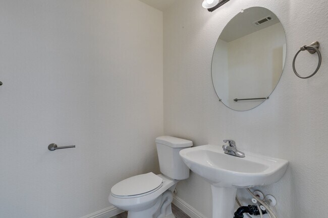 Building Photo - Stunning 4 bedroom, 2.5 bathroom