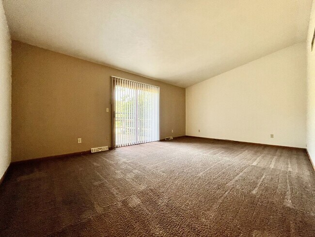 Building Photo - Wabasis 8590-8592