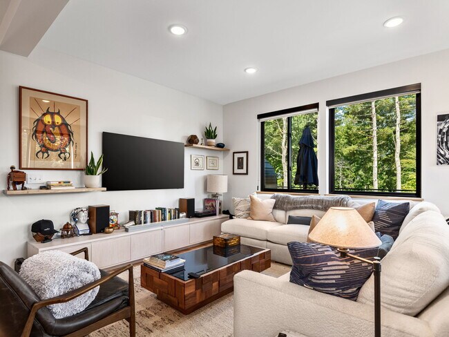 Building Photo - Creek Side *Unfurnished