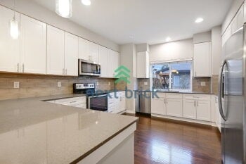 Building Photo - 4 BED & 3.5 BATH Townhouse FOR RENT