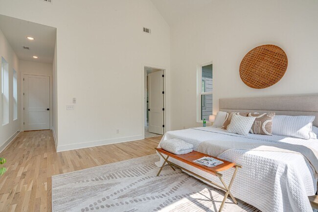 Building Photo - LIKE NEW - Beautiful 4 or 5 BR in Lockelan...