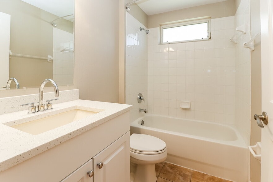 Building Photo - 8646 Persea Ct