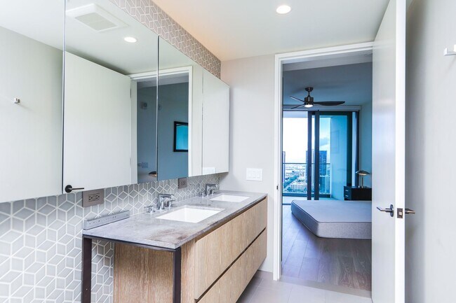 Building Photo - KOULA 2b2b1pkg Ready to Move In!