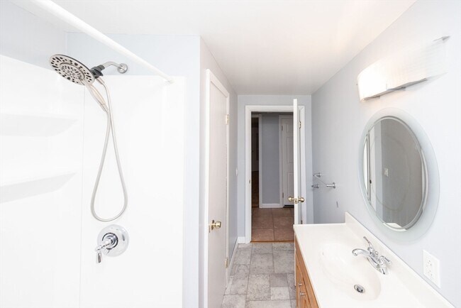 Building Photo - 48 Ray St