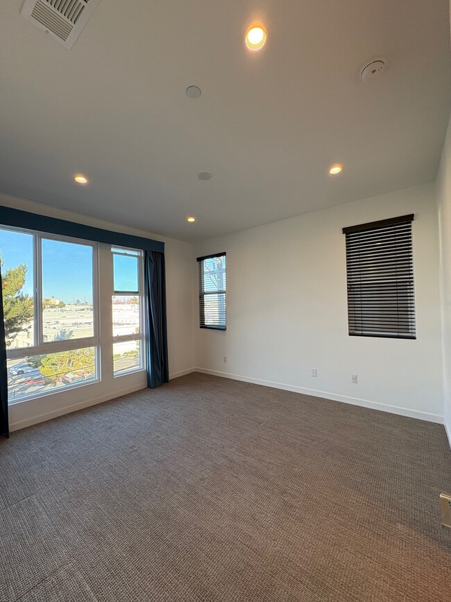 Building Photo - 1650 Pomona Ave