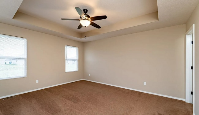Building Photo - 3 Bedroom Rental Home In Springfield! Fenced in backyard!
