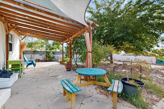 Building Photo - UPTOWN 2/bd 1/ba 1/cg 950/sf