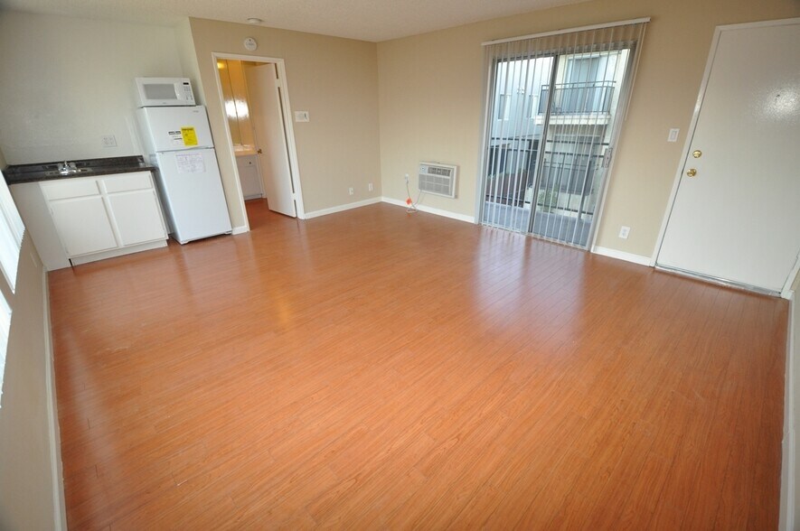 Building Photo - 15049 Burbank Blvd