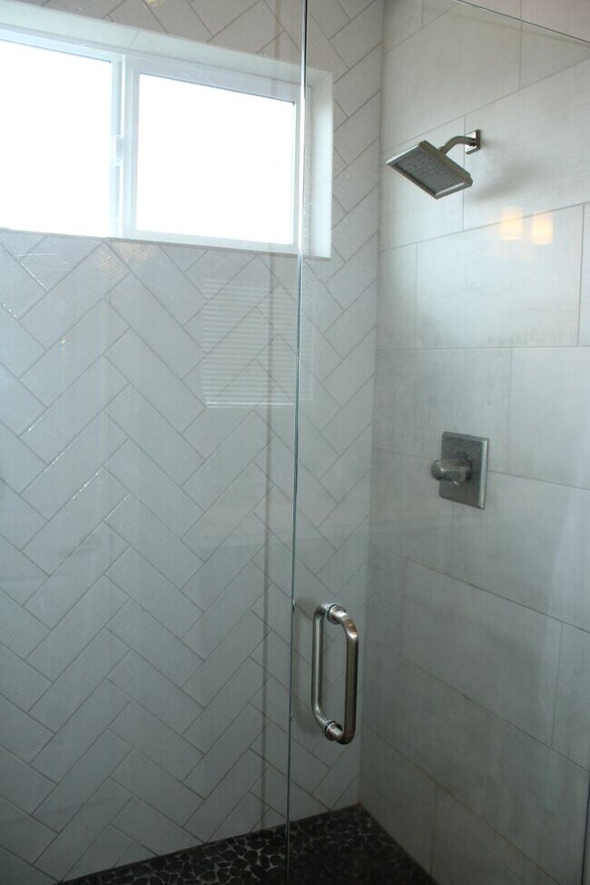 Building Photo - BEAUTIFUL 4+ BR, 2.5 BA - SPECIAL $500 OFF for December Move In!