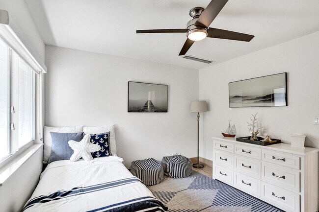 Building Photo - 1212 Hillsboro Mile