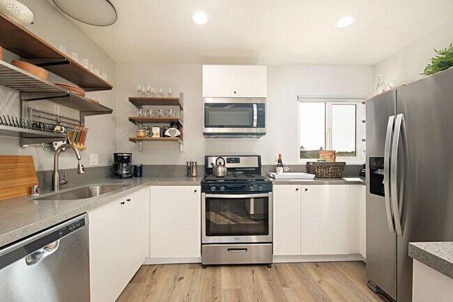 Building Photo - Beautiful 2 beds 1 bath apartment in Point Loma