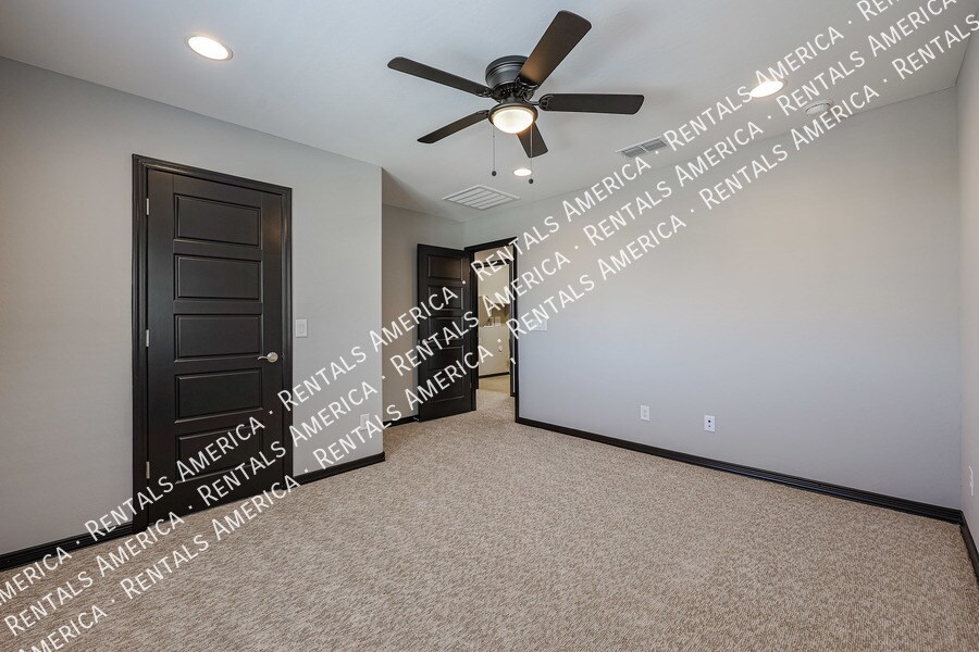 Building Photo - 5610 N 90th Dr